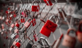 最新黑客联系方式：揭秘合法安全渠道，避免网络风险陷阱